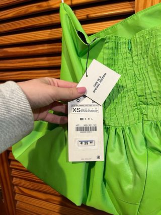 Top Zara verde lima con volumen