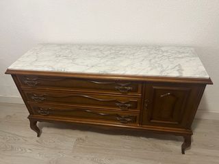 Cómoda antigua de madera con mármol