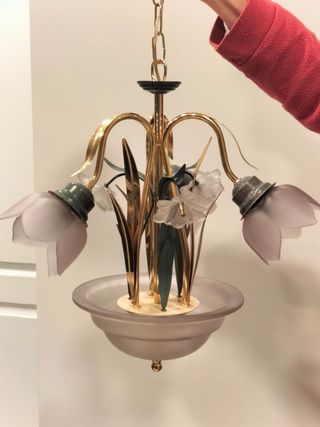 Lámpara colgante dorada con tulipas