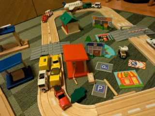 Tren y carretera de madera