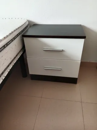 Somier con patas, colchón 135 y mesitas