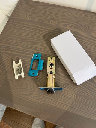 Cerradura de puerta con tornillos