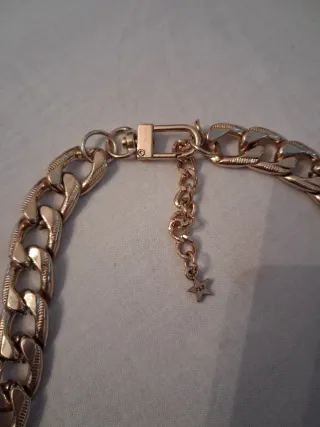 Gargantilla dorada con estrellas