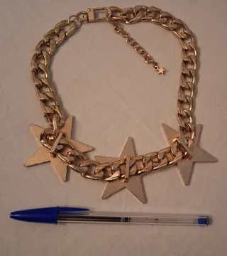 Gargantilla dorada con estrellas