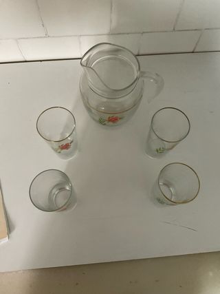 Jarra y 6 vasos decorados con rosas