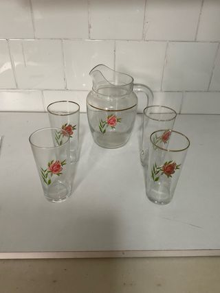 Jarra y 6 vasos decorados con rosas