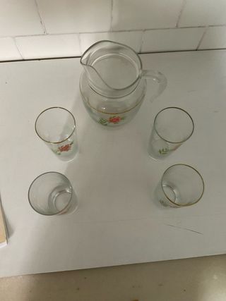 Jarra y 6 vasos decorados con rosas
