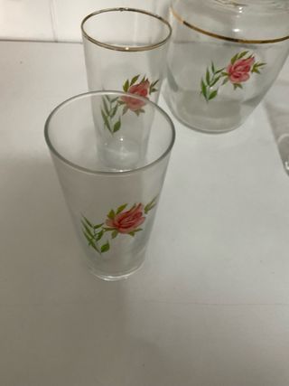 Jarra y 6 vasos decorados con rosas