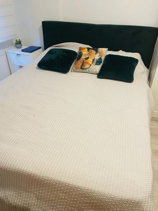 Cama con colchón y cabecero