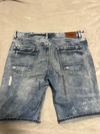 Pantalones cortos vaqueros desgastados