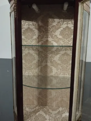 Vitrina antigua de madera y cristal