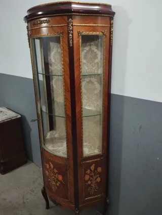 Vitrina antigua de madera y cristal