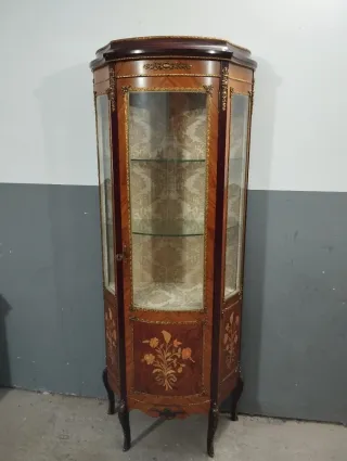 Vitrina antigua de madera y cristal