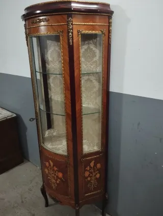 Vitrina antigua de madera y cristal