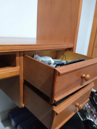 Escritorio de madera con cajones y bandeja