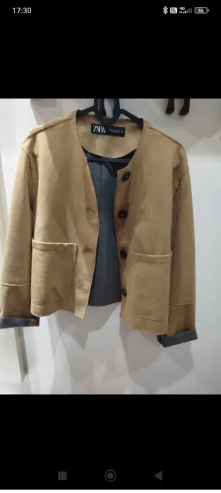 Cazadora efecto ante Zara tostado