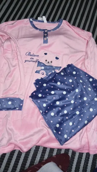 Pijama de oso rosa y azul