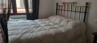 Cama antigua forja negra y dorada