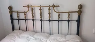 Cama antigua forja negra y dorada