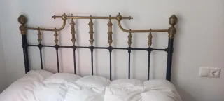 Cama antigua forja negra y dorada