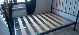 Cama antigua forja negra y dorada