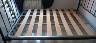 Cama antigua forja negra y dorada