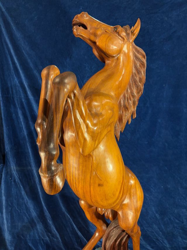 Escultura de caballo semental en madera tallada