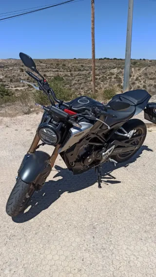 Honda CB125R 2022 - 5.860 km. Perfecto estado.