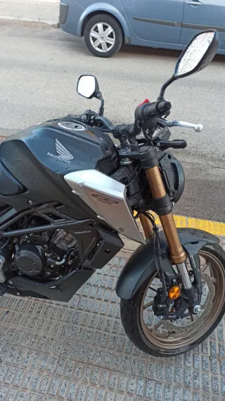 Honda CB125R 2022 - 5.860 km. Perfecto estado.