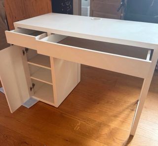 Escritorio blanco con 2 cajones y estantes