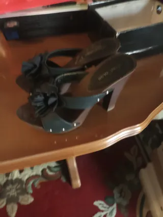 Zapatos de tacón negros con flor