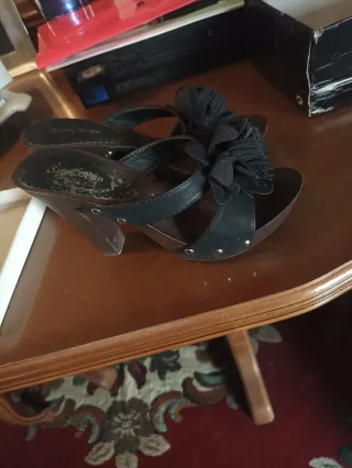 Zapatos de tacón negros con flor