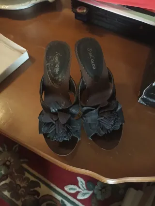 Zapatos de tacón negros con flor