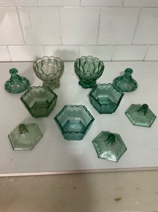 Juego de 5 bomboneras de cristal verde