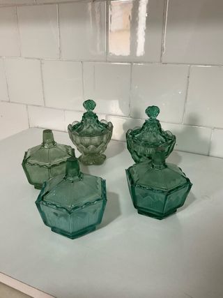 Juego de 5 bomboneras de cristal verde