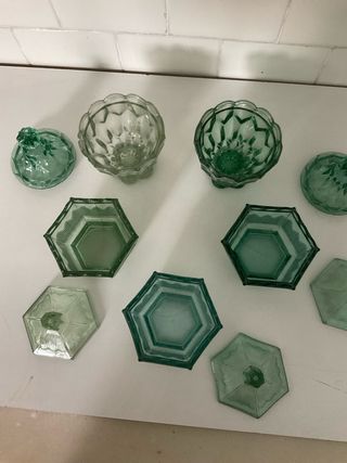 Juego de 5 bomboneras de cristal verde