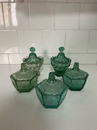 Juego de 5 bomboneras de cristal verde