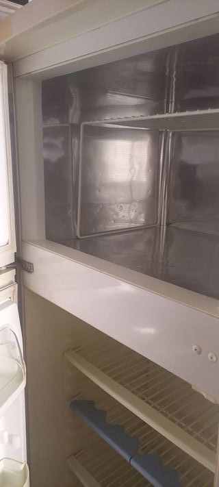 Frigorífico blanco marca Wirlpool.  En blanco.