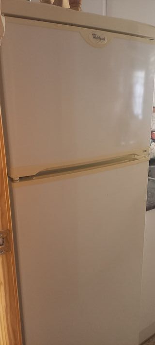 Frigorífico blanco marca Wirlpool.  En blanco.