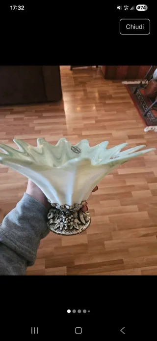 Vaso in vetro e metallo decorato