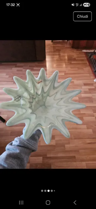 Vaso in vetro e metallo decorato