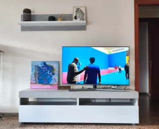 Mueble TV gris y blanco