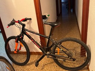Bicicleta Btwin Negra y Naranja