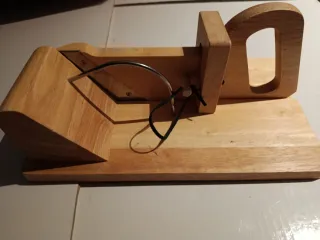 Cortador de embutidos de madera