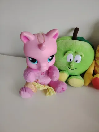 Lote de peluches coloridos