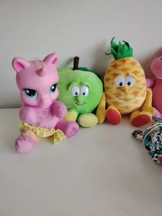 Lote de peluches coloridos
