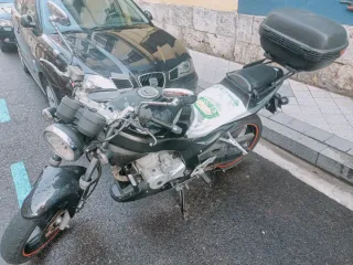 Moto  Negra con Baúl