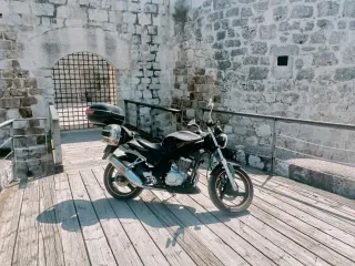 Moto  Negra con Baúl