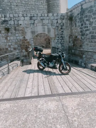 Moto  Negra con Baúl