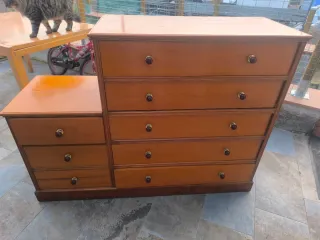 Mesa de madera y cajonera